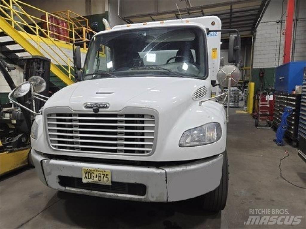Freightliner M2106 شاحنات نقل المشروبات