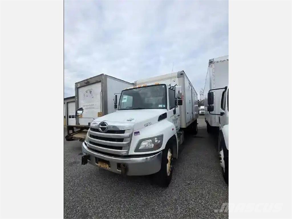 Hino 338 شاحنات ذات هيكل صندوقي