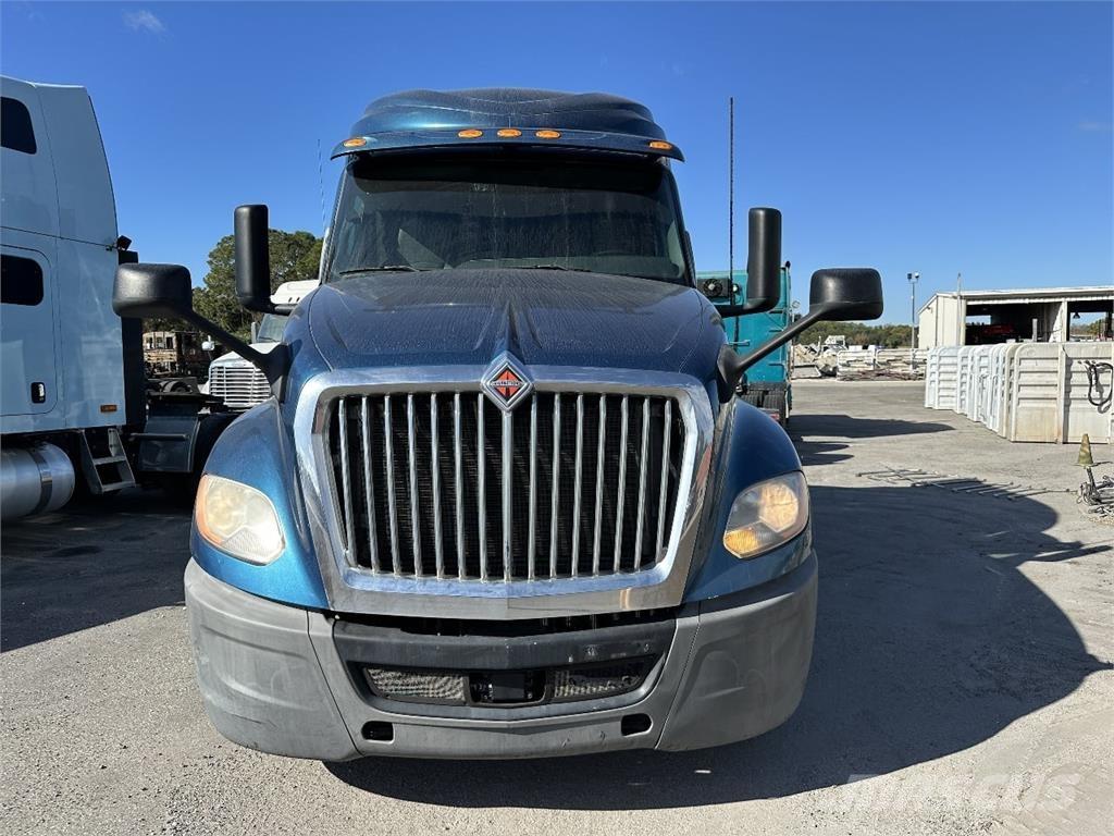 International LT625 وحدات الجر