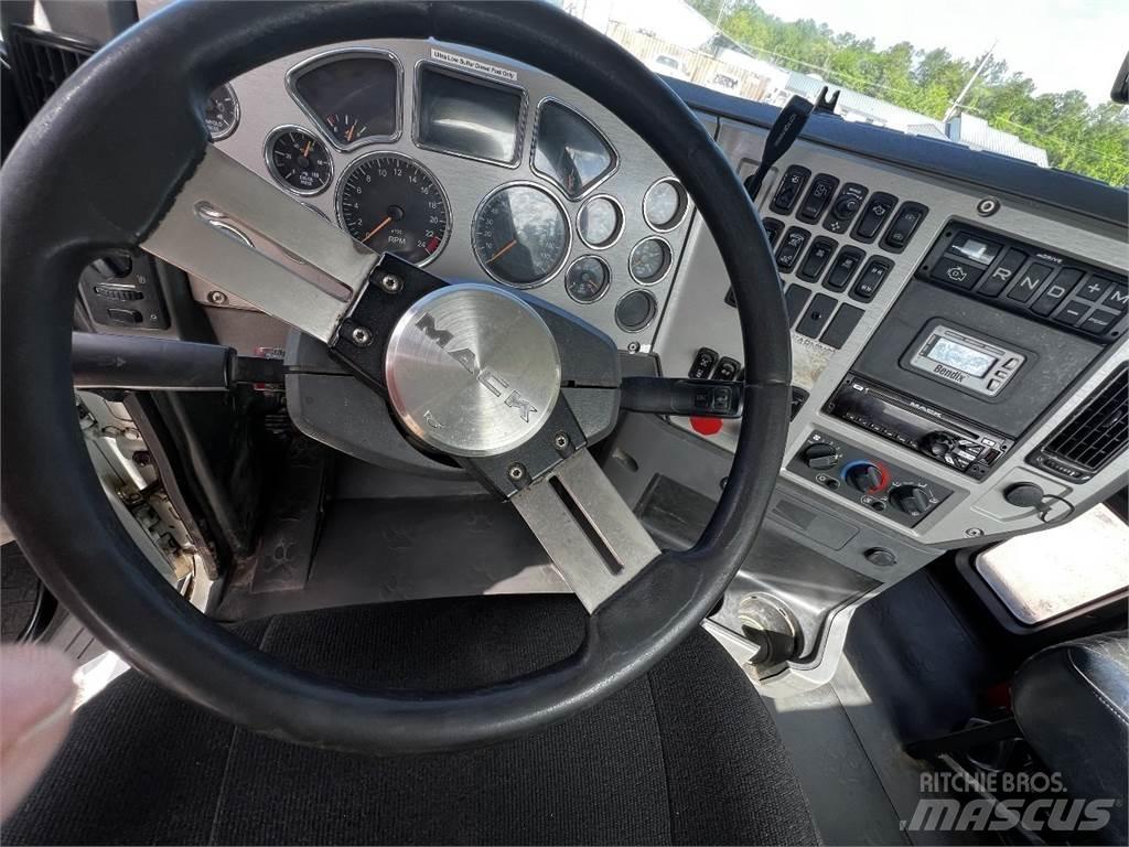 Mack CXU 613 وحدات الجر