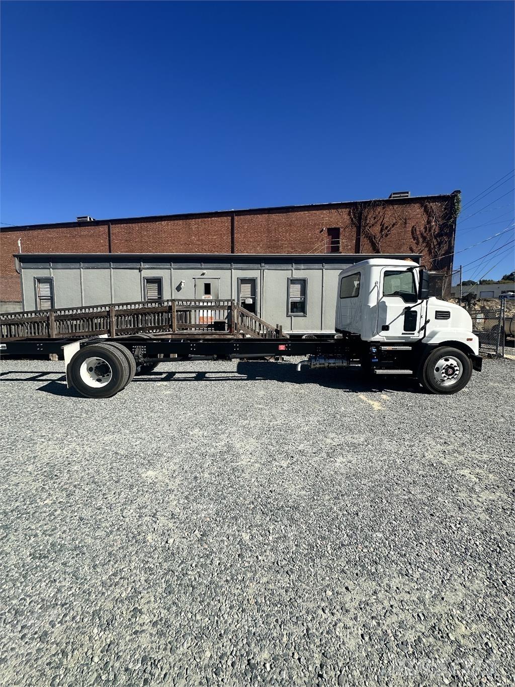 Mack MD6 شاحنات بمقصورة وهيكل