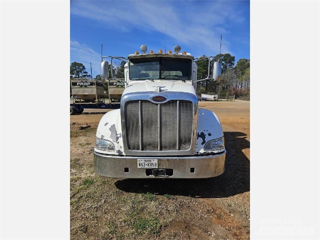 Peterbilt 384 وحدات الجر