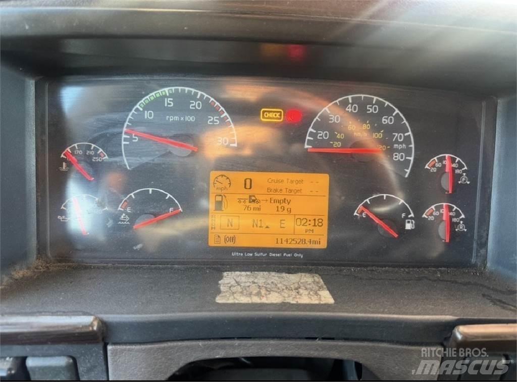 Volvo VNL 780 وحدات الجر