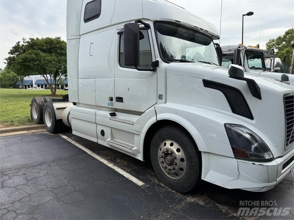 Volvo VNL64T670 وحدات الجر