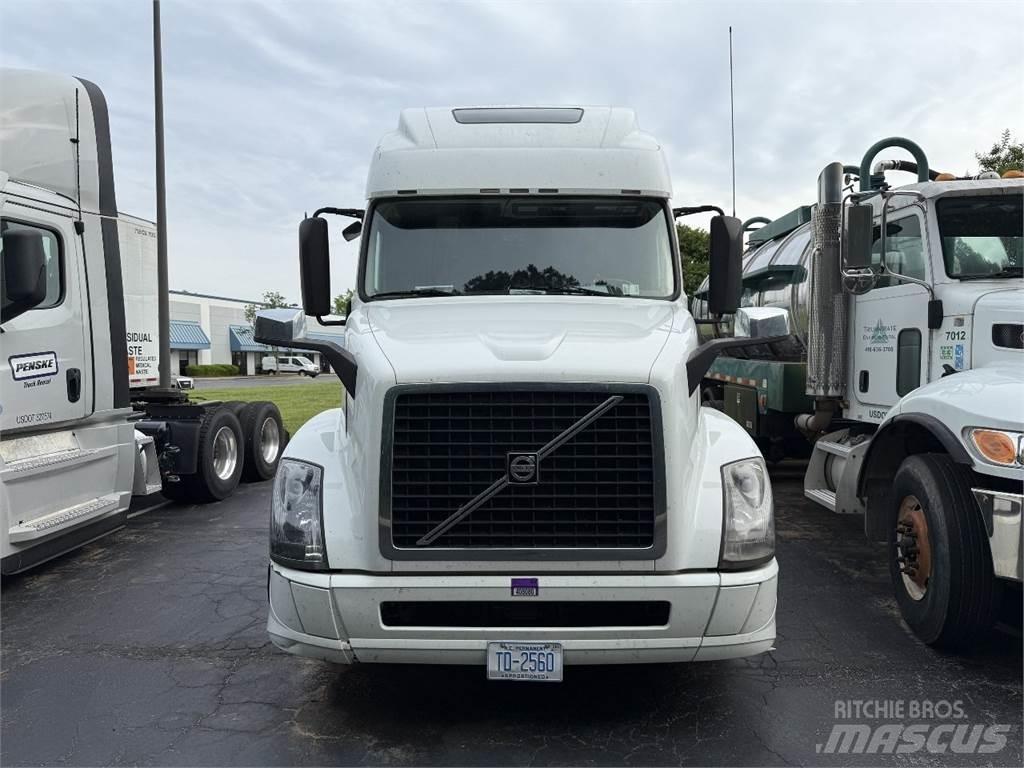 Volvo VNL64T670 وحدات الجر