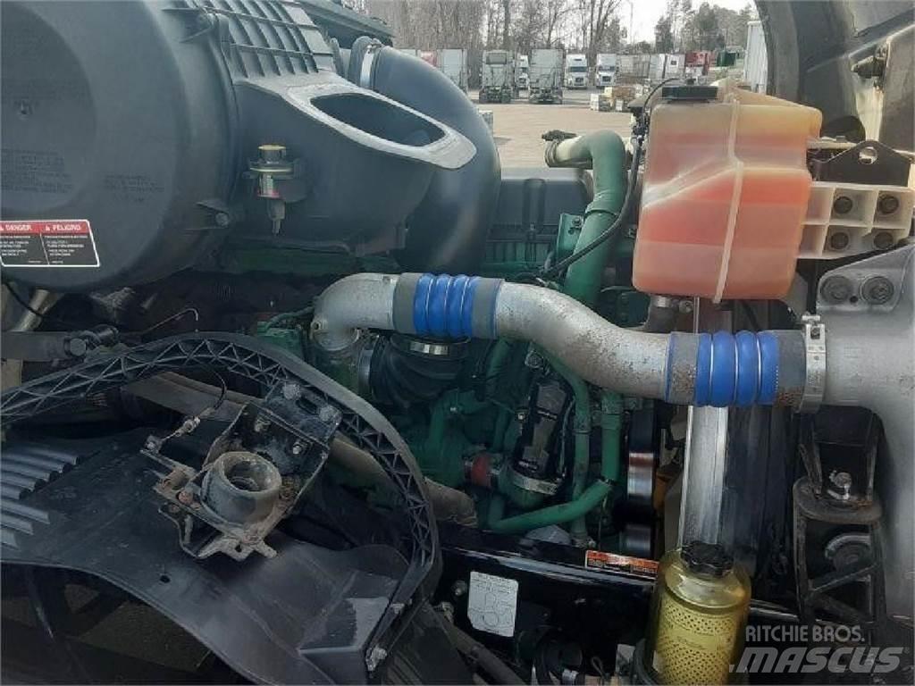 Volvo VNL64T670 وحدات الجر
