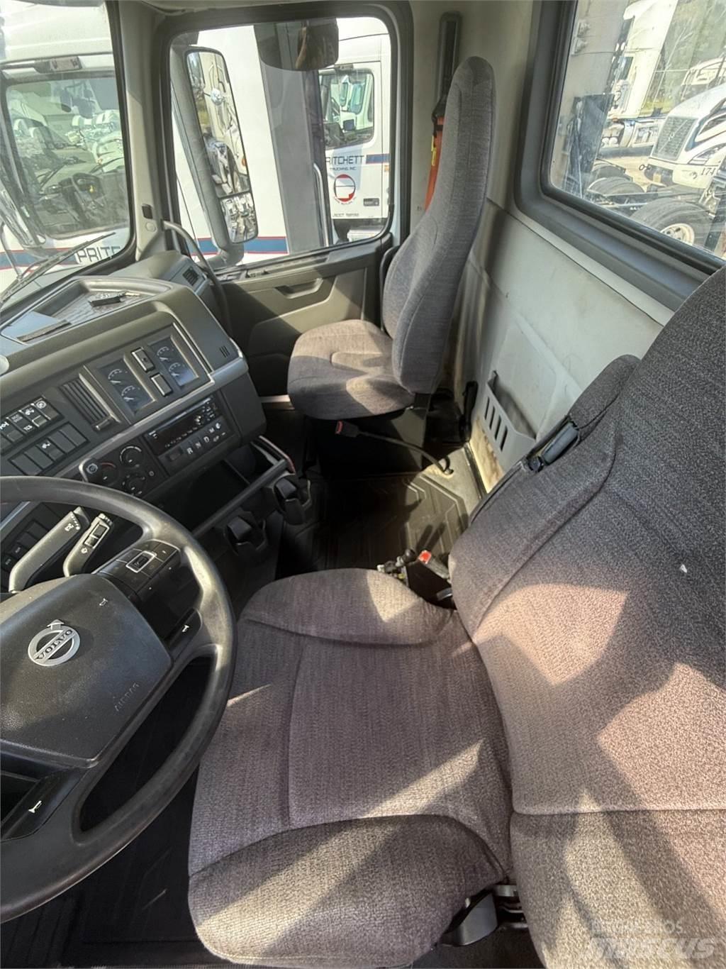 Volvo VNR64T300 وحدات الجر