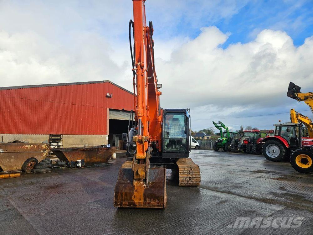 Hitachi ZX135 حفارات زحافة