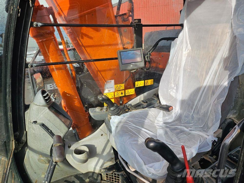 Hitachi ZX135 حفارات زحافة