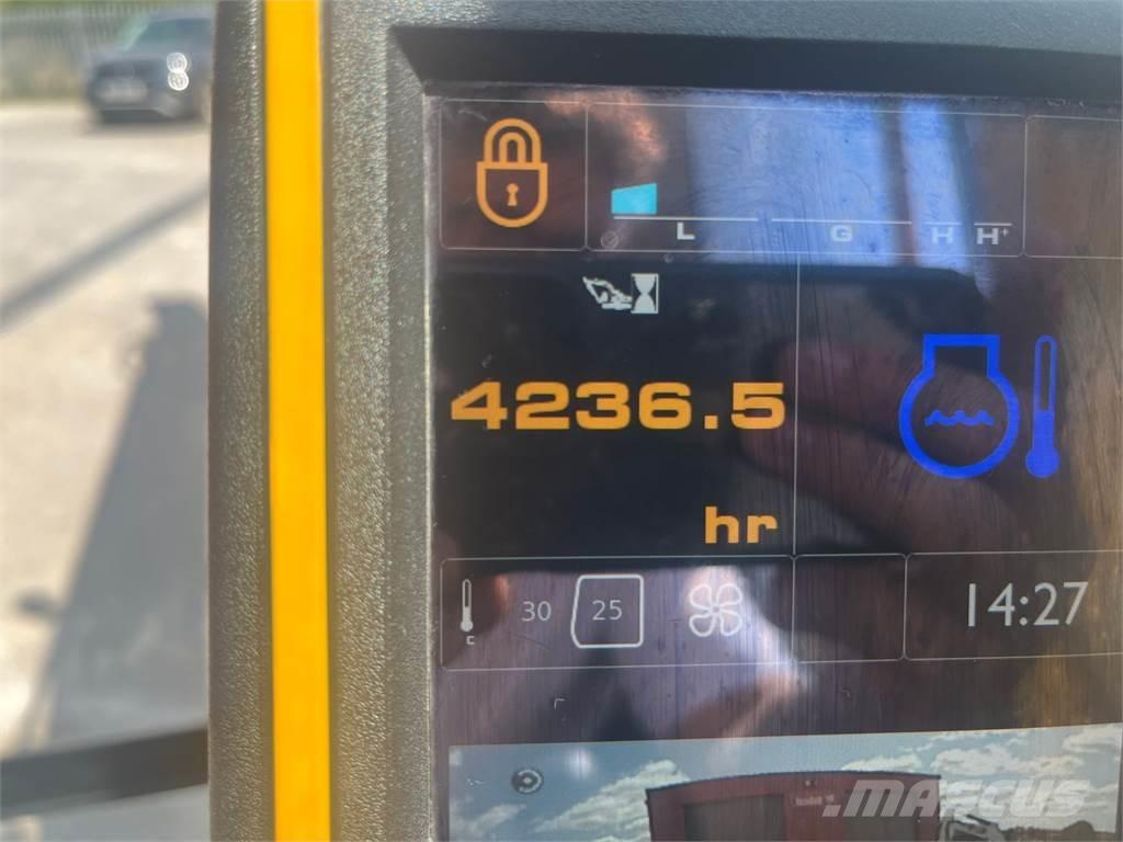 JCB JS130 LC حفارات زحافة