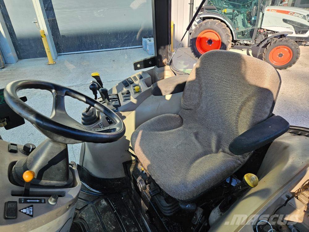 John Deere 3520 الجرارات