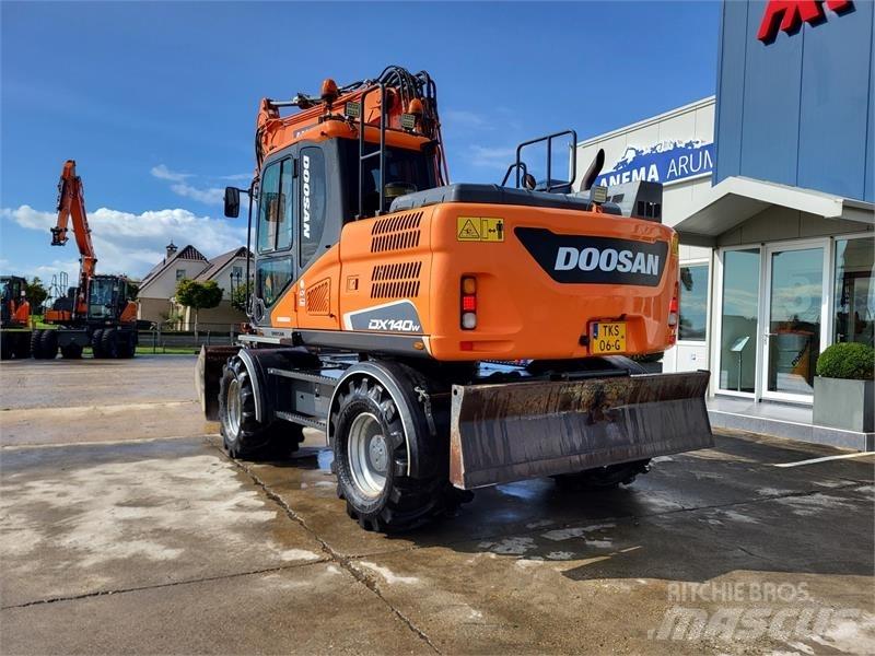 Doosan DX140W-5 حفارات بعجل