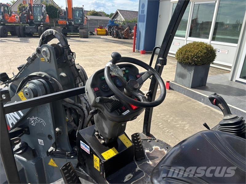 GiANT V6004T لوادر بعجل