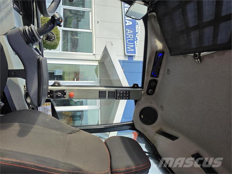 GiANT V761 لوادر بعجل