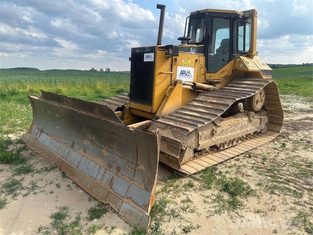 CAT D6M LGP بلدوزرات مجنزرة