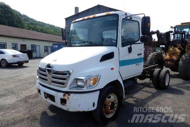 Hino NB165 شاحنات بمقصورة وهيكل