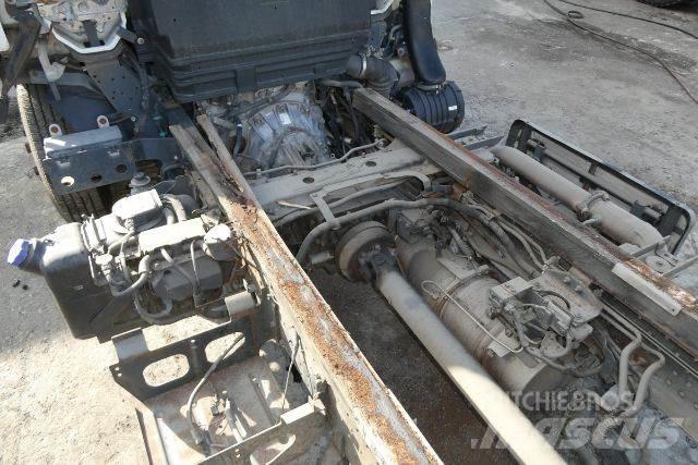 Isuzu NPR HD شاحنات بمقصورة وهيكل