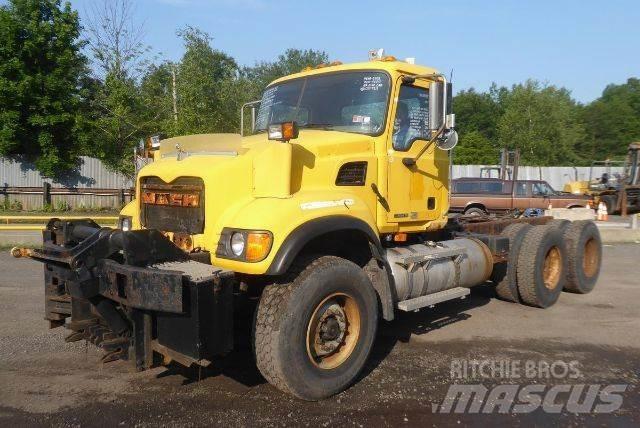 Mack CV713 شاحنات بمقصورة وهيكل