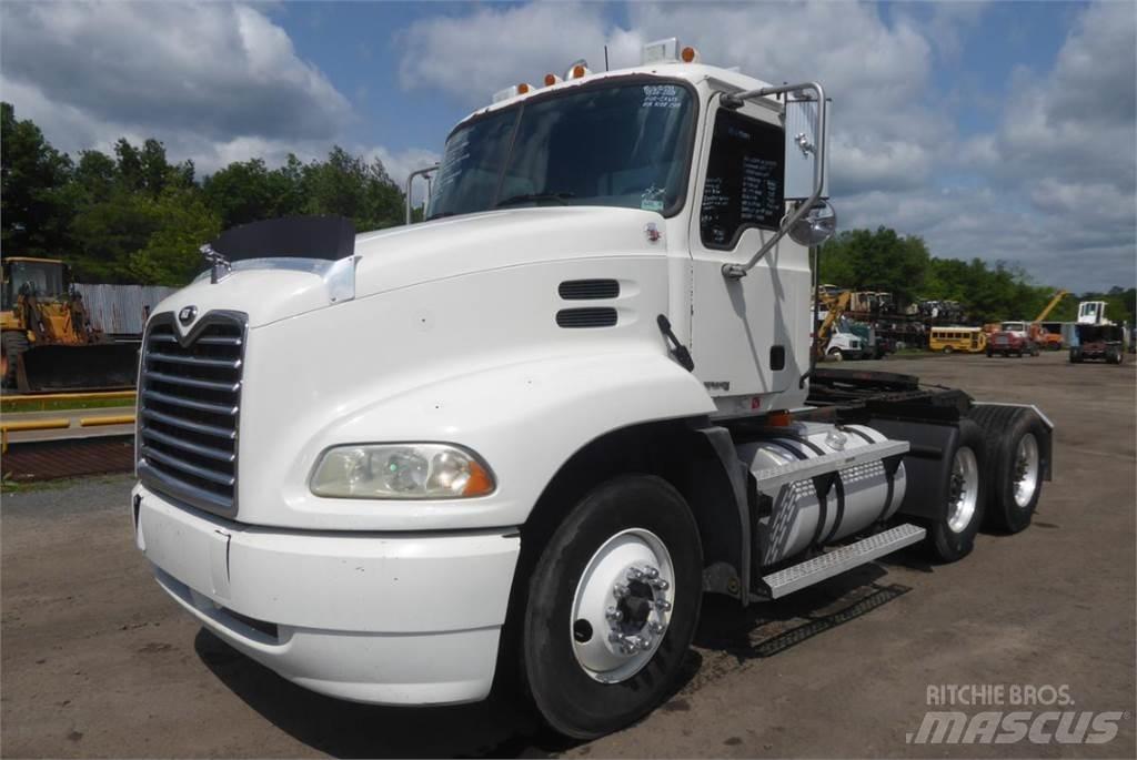 Mack CX613 شاحنات بمقصورة وهيكل