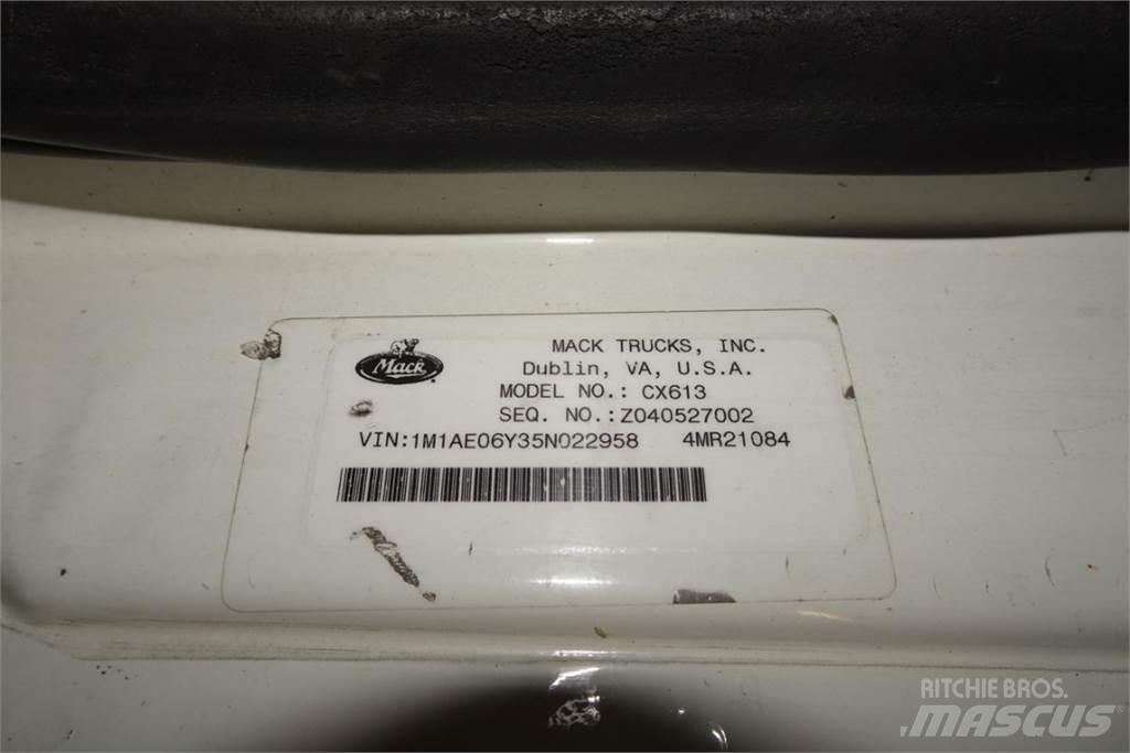 Mack CX613 شاحنات بمقصورة وهيكل