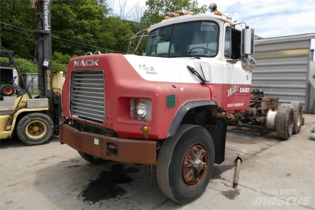 Mack DM688X شاحنات بمقصورة وهيكل