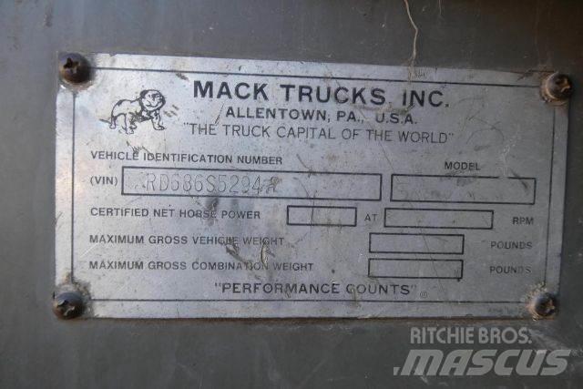 Mack RD686S صهاريج مياه