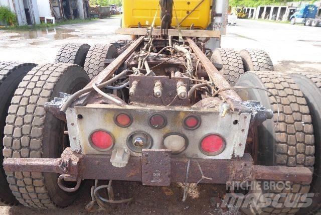 Mack RD688S شاحنات بمقصورة وهيكل