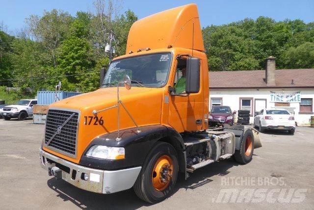 Volvo VNM42T شاحنات بمقصورة وهيكل