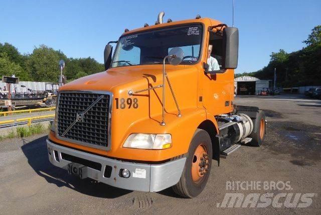 Volvo VNM42T شاحنات بمقصورة وهيكل