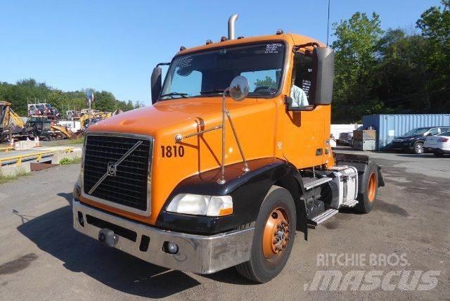 Volvo VNM42T شاحنات بمقصورة وهيكل