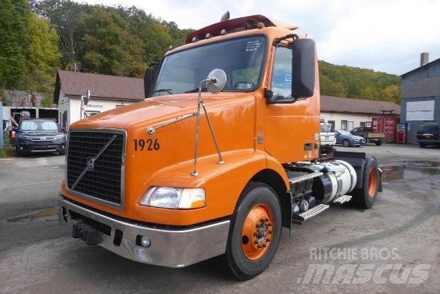 Volvo VNM42T شاحنات بمقصورة وهيكل