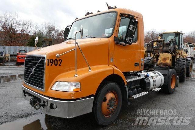 Volvo VNM42T شاحنات بمقصورة وهيكل