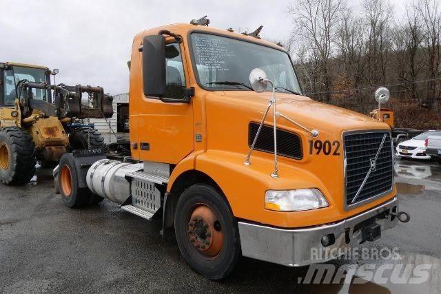 Volvo VNM42T شاحنات بمقصورة وهيكل