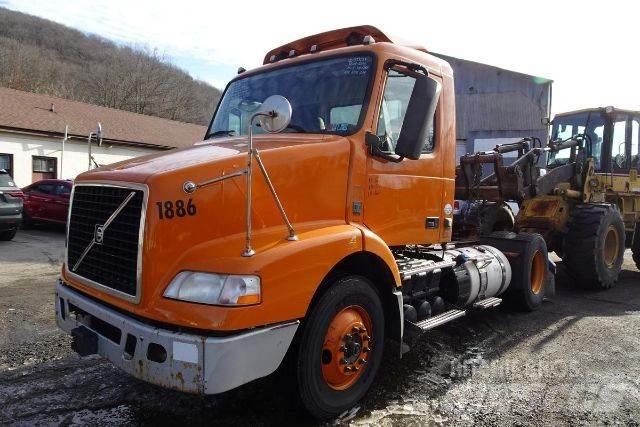 Volvo VNM42T شاحنات بمقصورة وهيكل