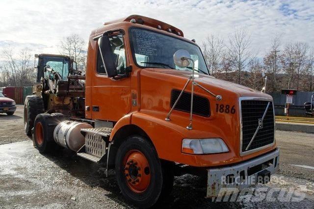 Volvo VNM42T شاحنات بمقصورة وهيكل