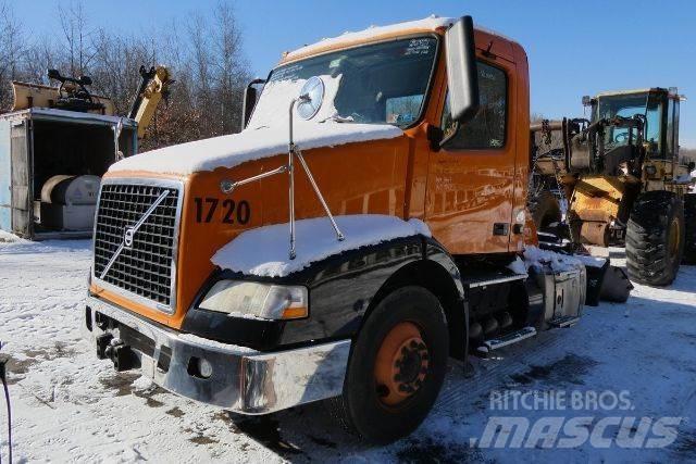 Volvo VNM42T شاحنات بمقصورة وهيكل