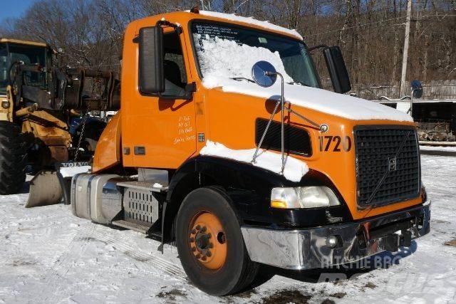 Volvo VNM42T شاحنات بمقصورة وهيكل