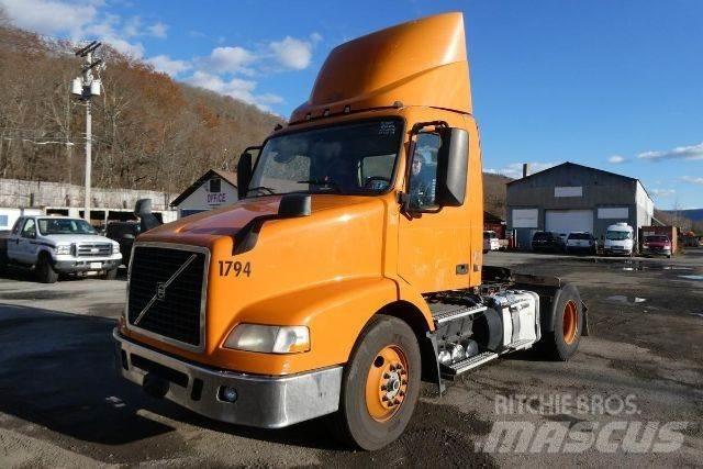 Volvo VNM42T شاحنات بمقصورة وهيكل