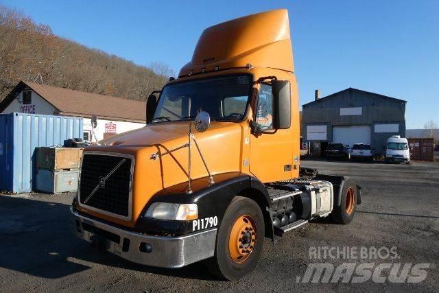 Volvo VNM42T شاحنات بمقصورة وهيكل