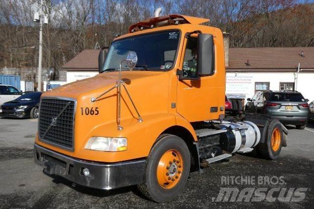 Volvo VNM42T شاحنات بمقصورة وهيكل