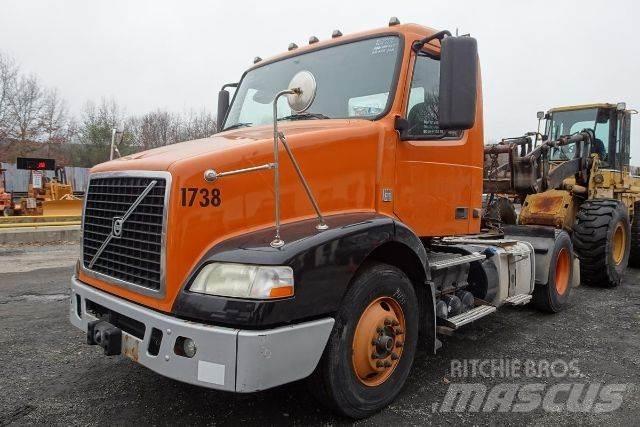 Volvo VNM42T شاحنات بمقصورة وهيكل