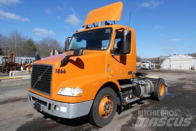 Volvo VNM42T شاحنات بمقصورة وهيكل