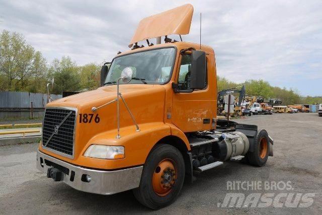 Volvo VNM42T شاحنات بمقصورة وهيكل