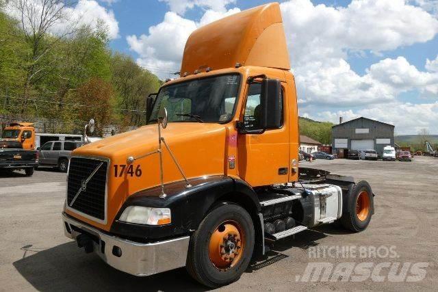 Volvo VNM42T شاحنات بمقصورة وهيكل