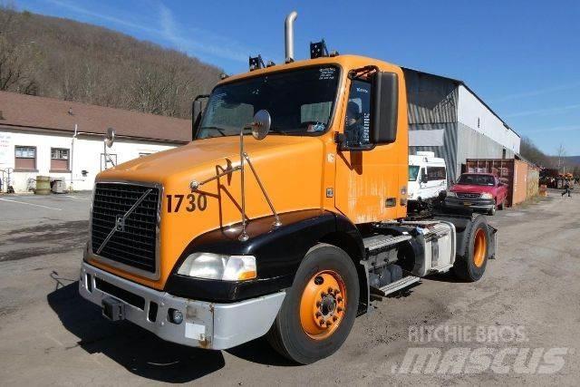 Volvo VNM42T شاحنات بمقصورة وهيكل