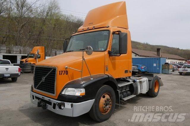 Volvo VNM42T شاحنات بمقصورة وهيكل