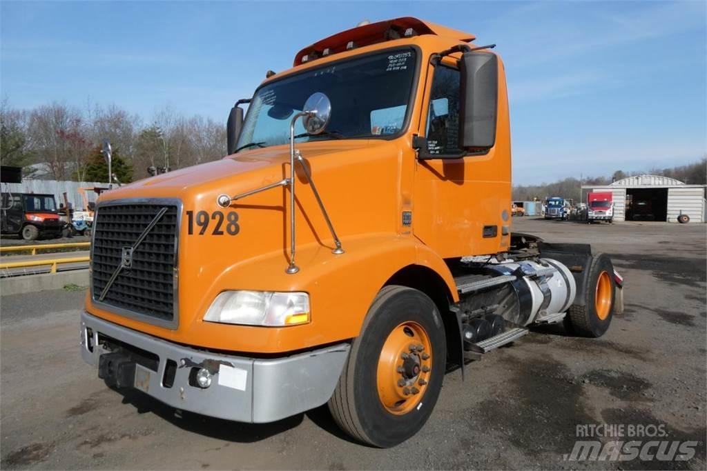 Volvo VNM42T شاحنات بمقصورة وهيكل