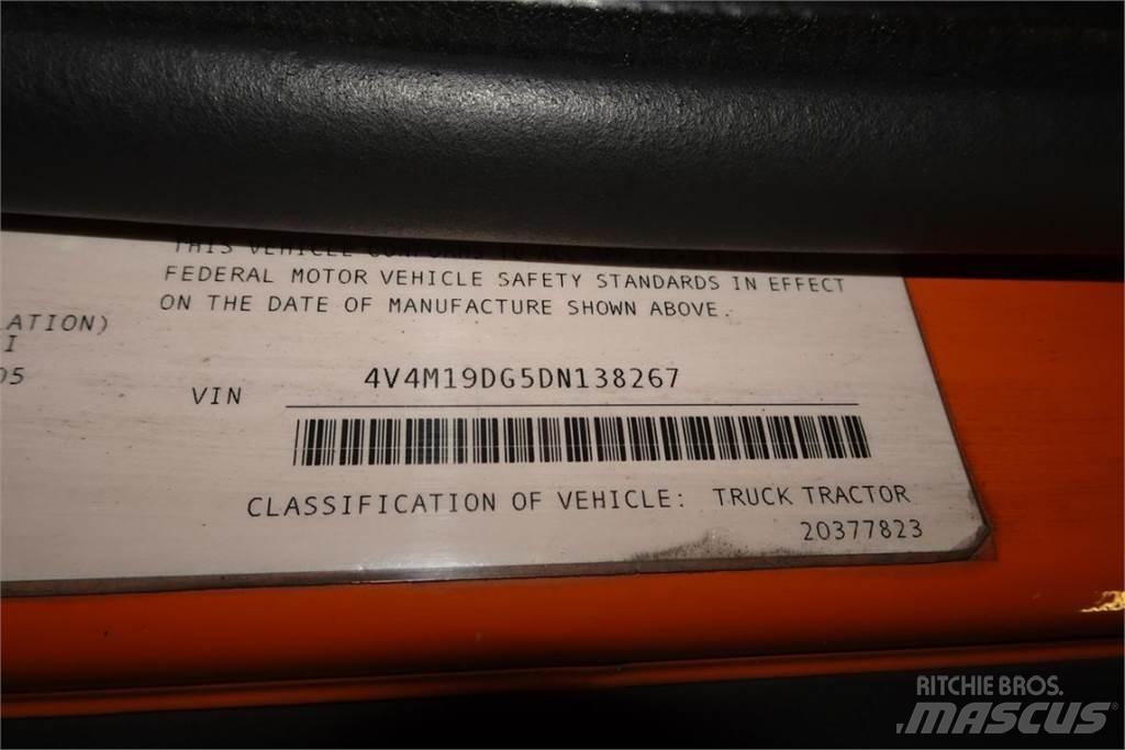 Volvo VNM42T شاحنات بمقصورة وهيكل
