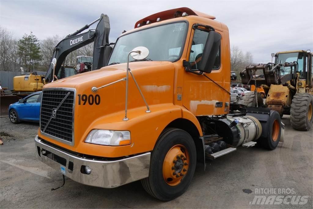 Volvo VNM42T شاحنات بمقصورة وهيكل