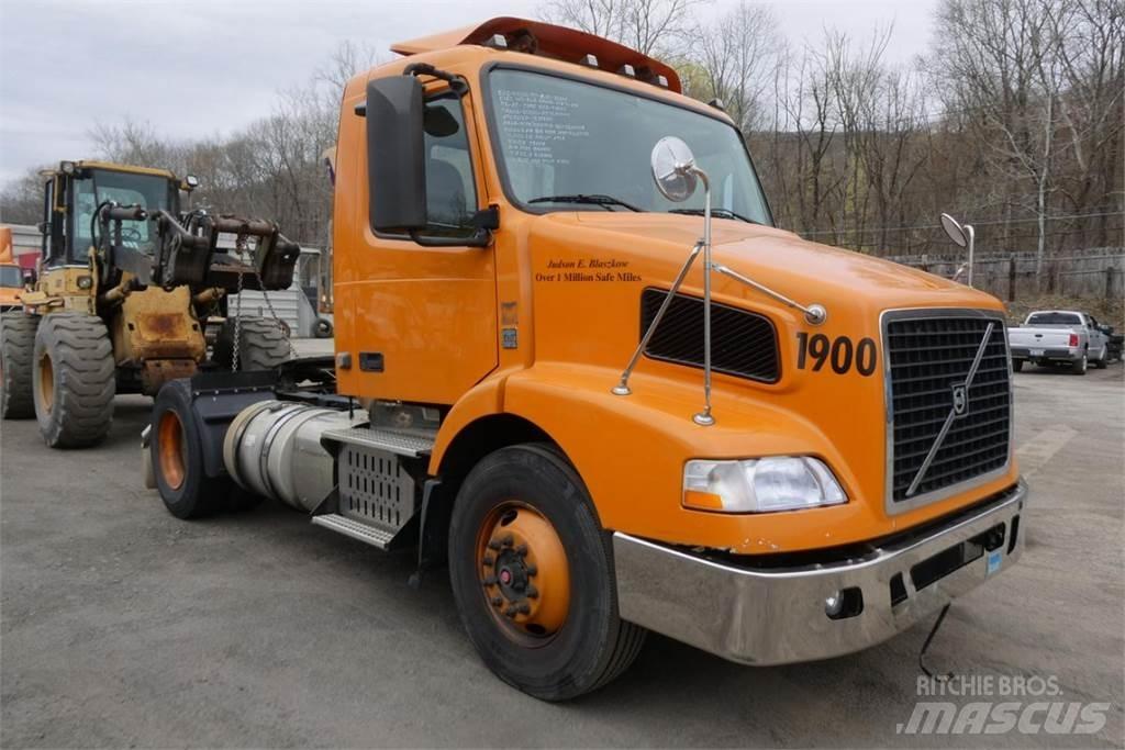Volvo VNM42T شاحنات بمقصورة وهيكل